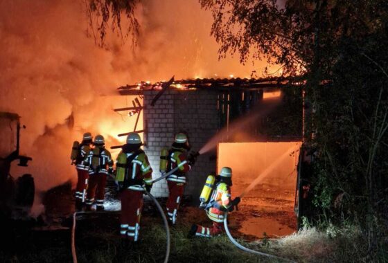 Nebengebäude von Scheune in Vollbrand