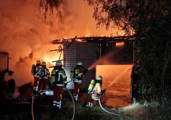 Nebengebäude von Scheune in Vollbrand