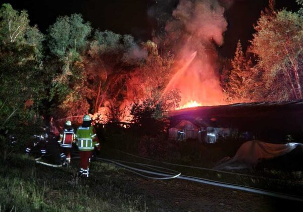 Nebengebäude von Scheune in Vollbrand