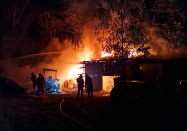Nebengebäude von Scheune in Vollbrand