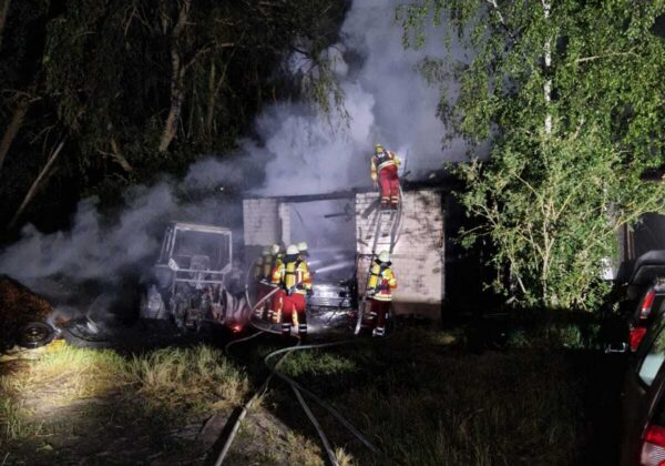 Nebengebäude von Scheune in Vollbrand